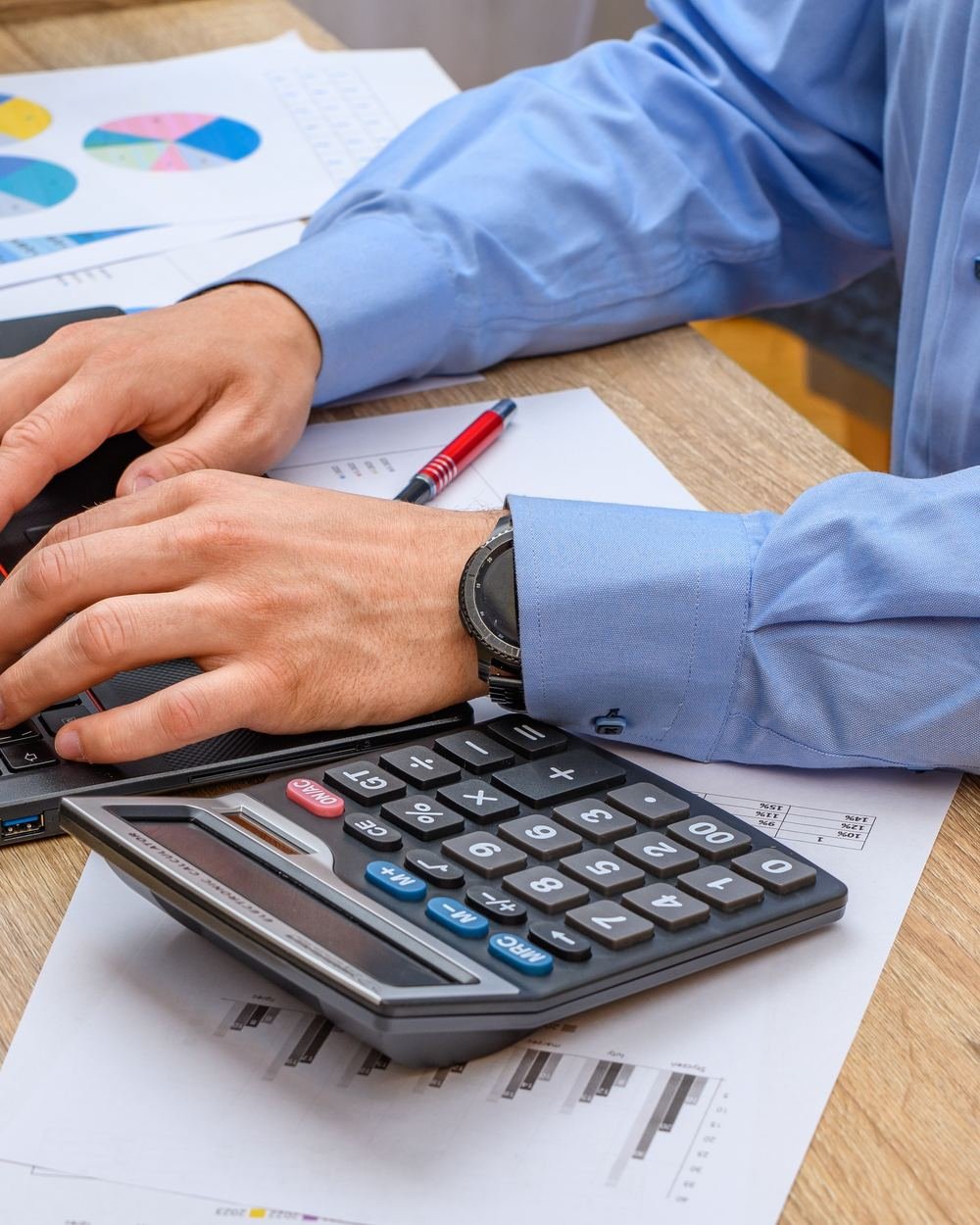 Emprendedor hispano registrando su LLC en Estados Unidos